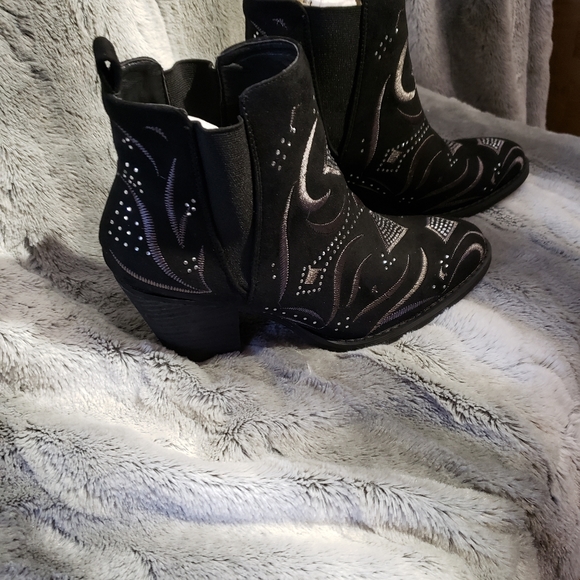 Ankle Boots - Picture 2 of 3